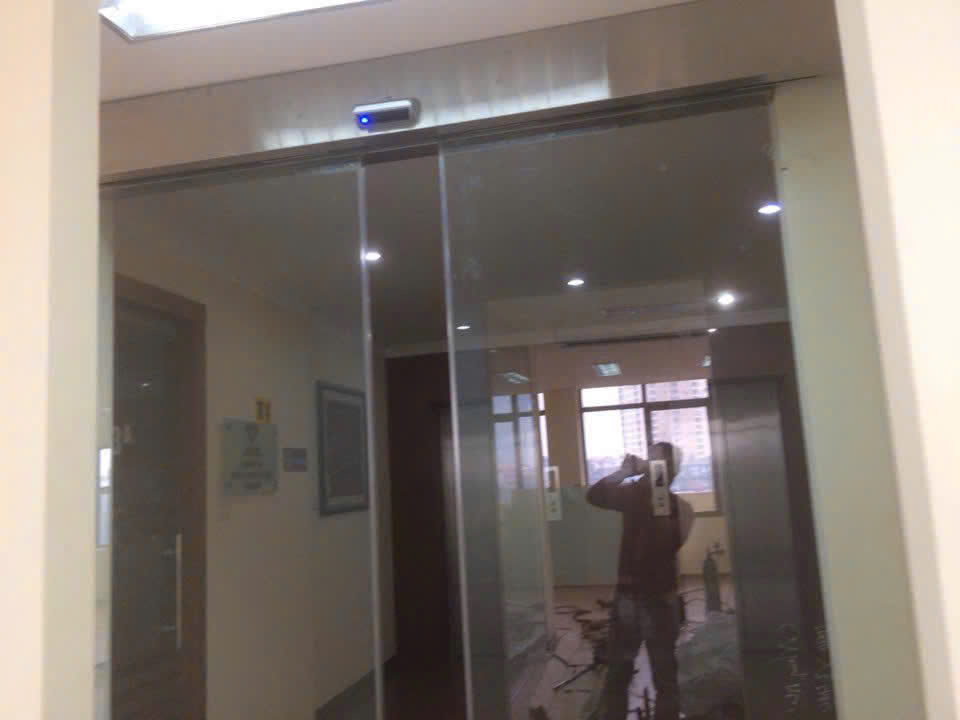Cửa kính tự động cảm ứng lắp đặt trong sảnh văn phòng hiện đại